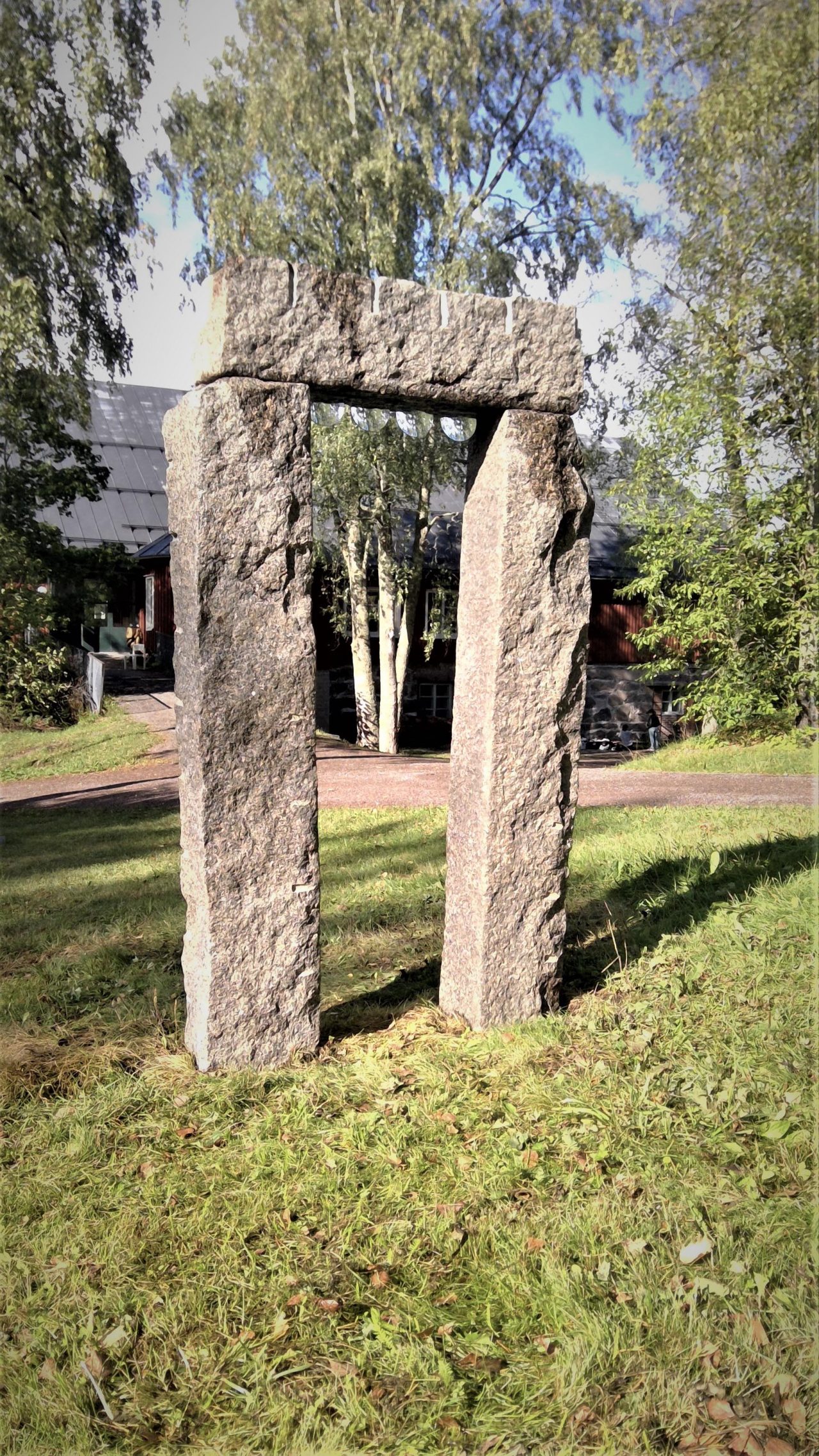 Adriana Majdzińska - REMINISCENCE, kamień, szkło, 160x90x25 cm, 2018 r. Imatra, Finlandia....